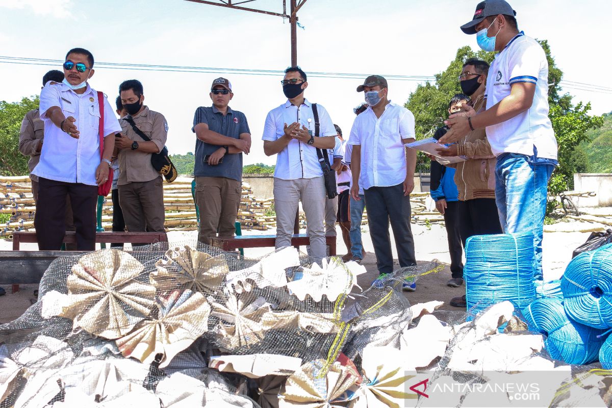 Masyarakat nelayan di NTB menerima bantuan alat budi daya lobster