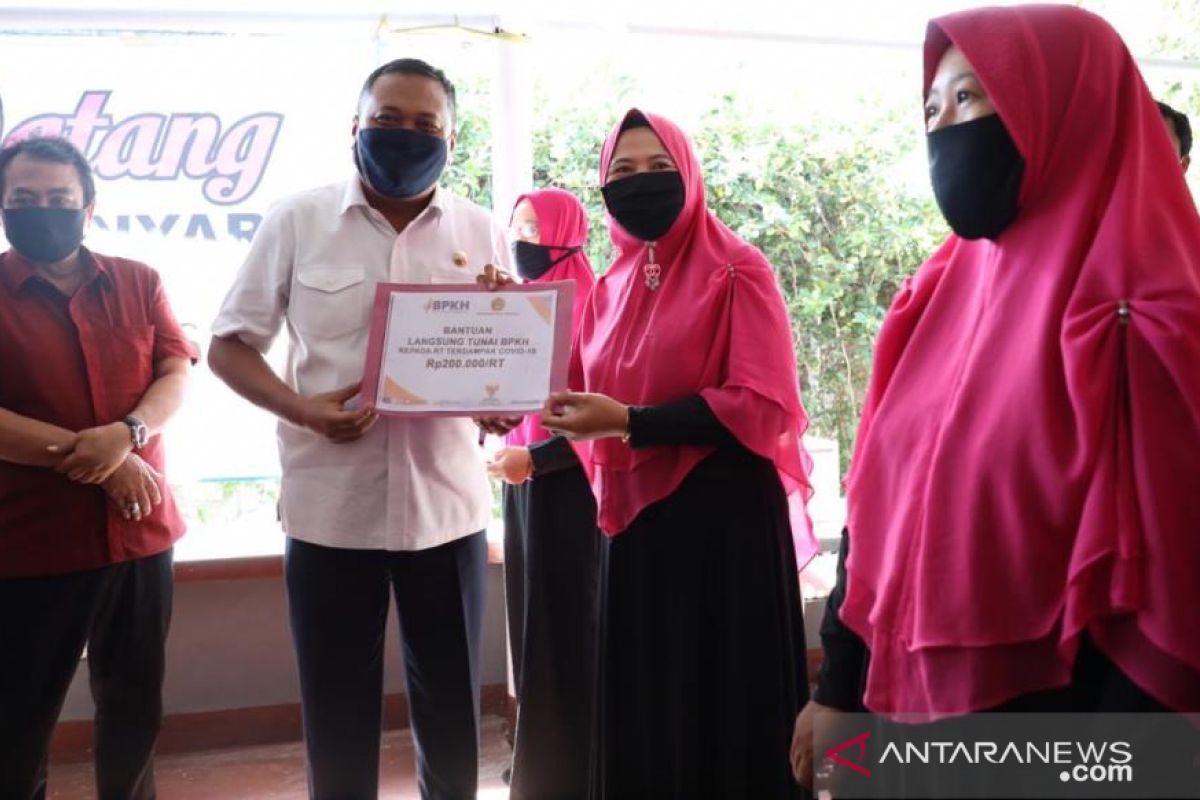 Bupati Gianyar serahkan BLT dan bahan pokok kepada warga muslim