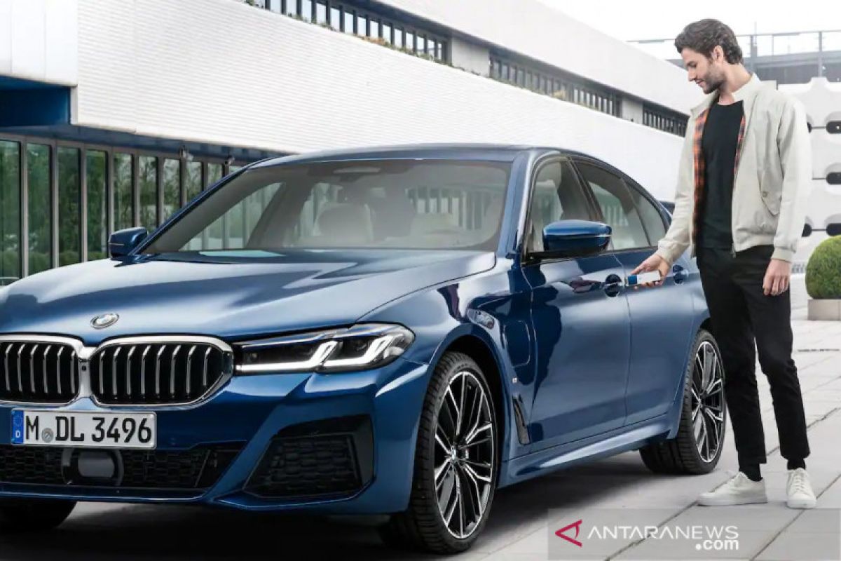 BMW seri 5 bisa dihidupkan mesinnya pakai iPhone iOS 13