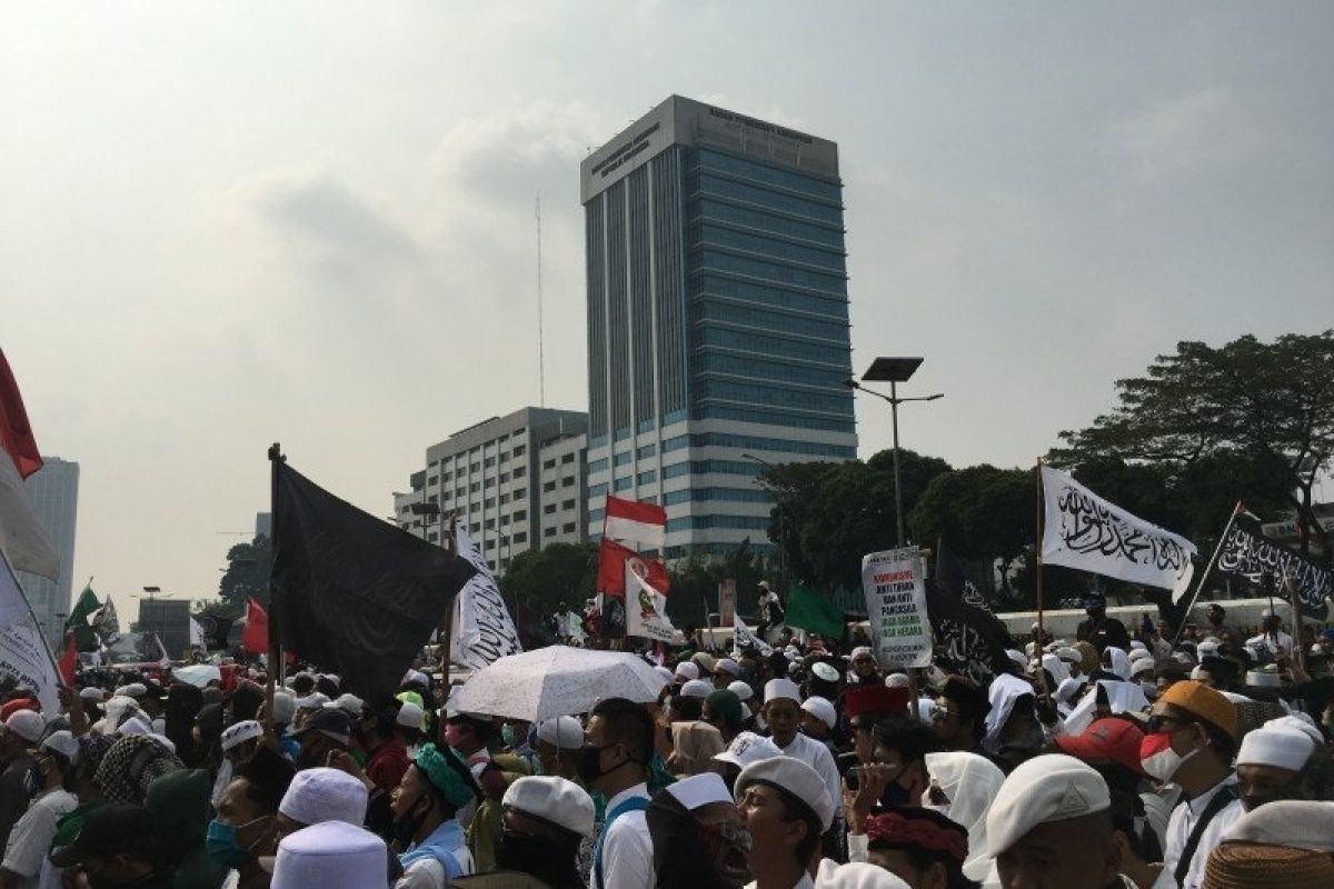 Massa aksi demo tolak RUU HIP padat, Jalan Gatot Subroto arah Slipi ditutup