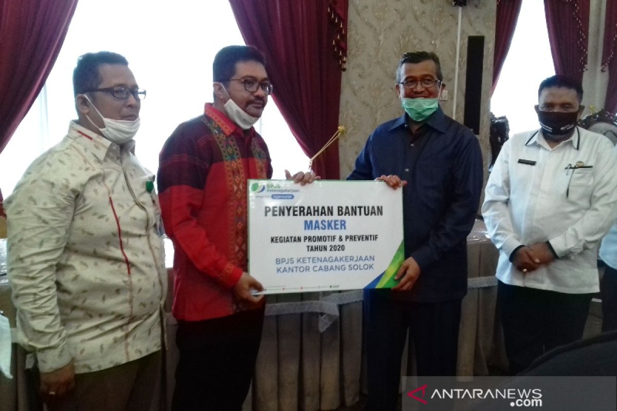 Lindungi pekerja badan usaha, BPJAMSOSTEK Cabang Solok serahkan bantuan 6.000 masker