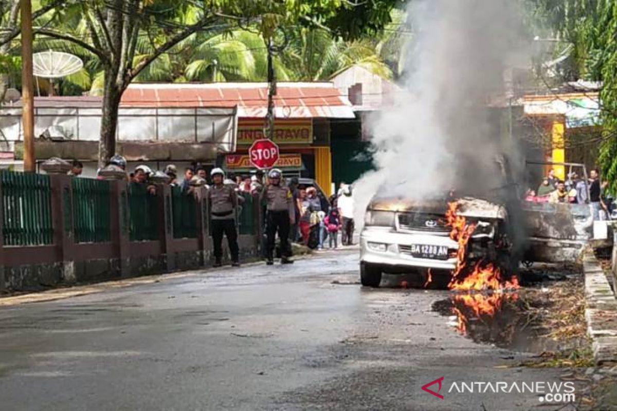 Mobil terbakar di Koto Baru Solok jadi tontonan warga