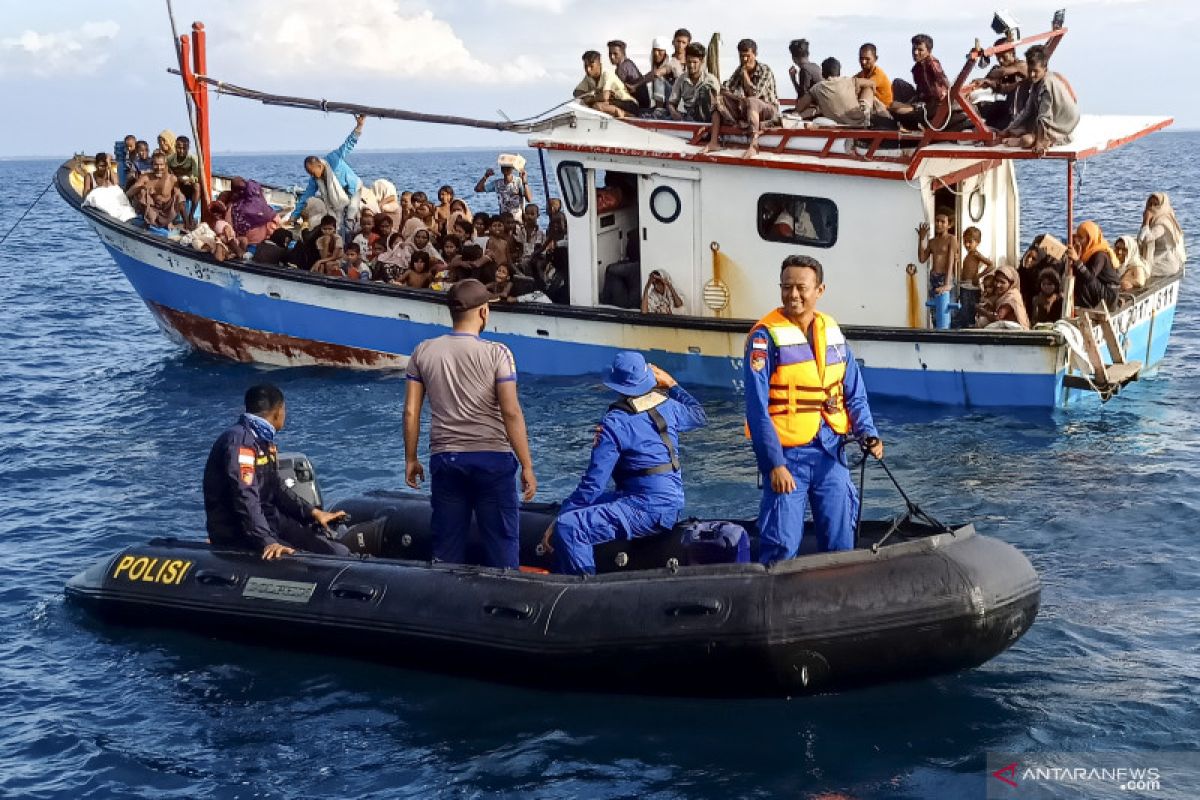 Nelayan Aceh evakuasi warga Rohingya terkatung di laut