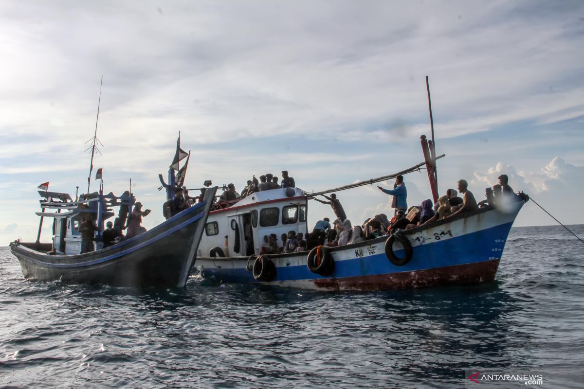 Nelayan Aceh evakuasi kapal motor warga Rohingya terkatung-katung di laut