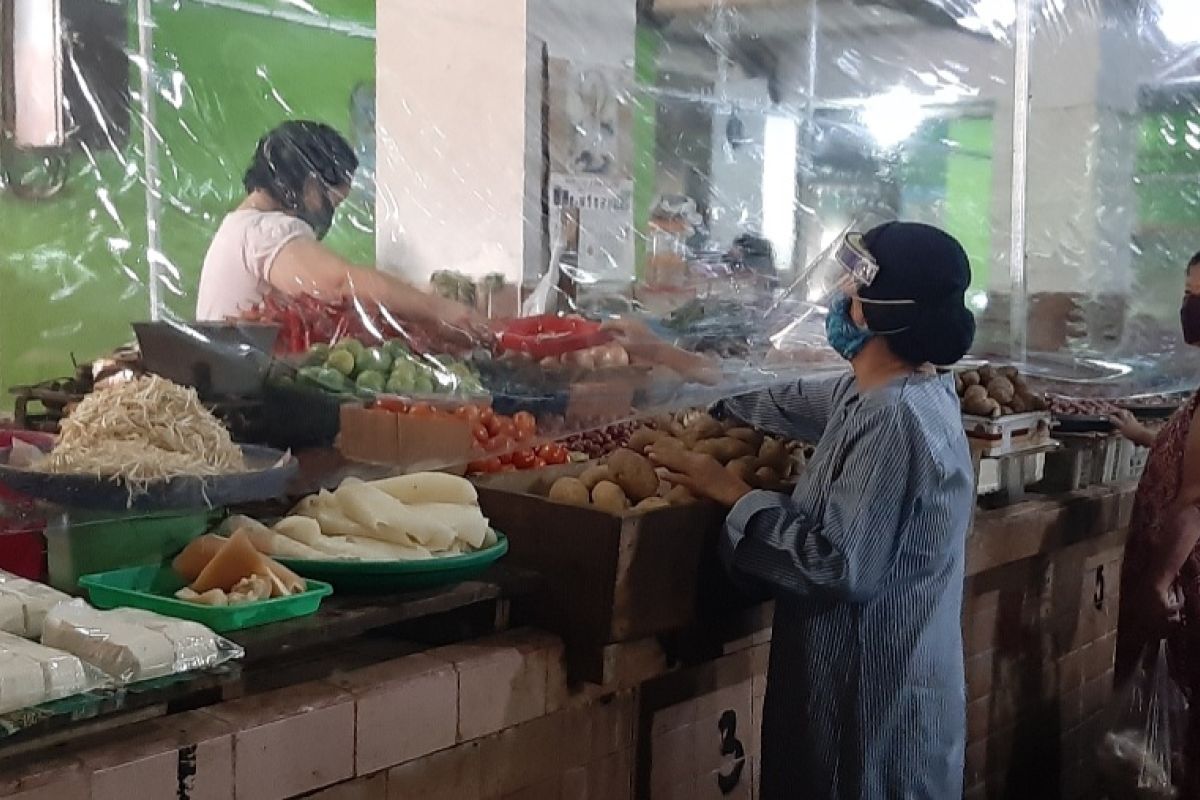 Surabaya traditional  market adopts cashless transaction method