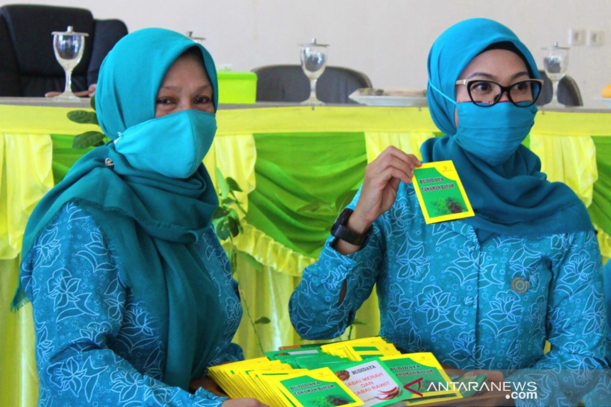 PKK Bangka Belitung salurkan bantuan bibit tanaman pangan di Mentok