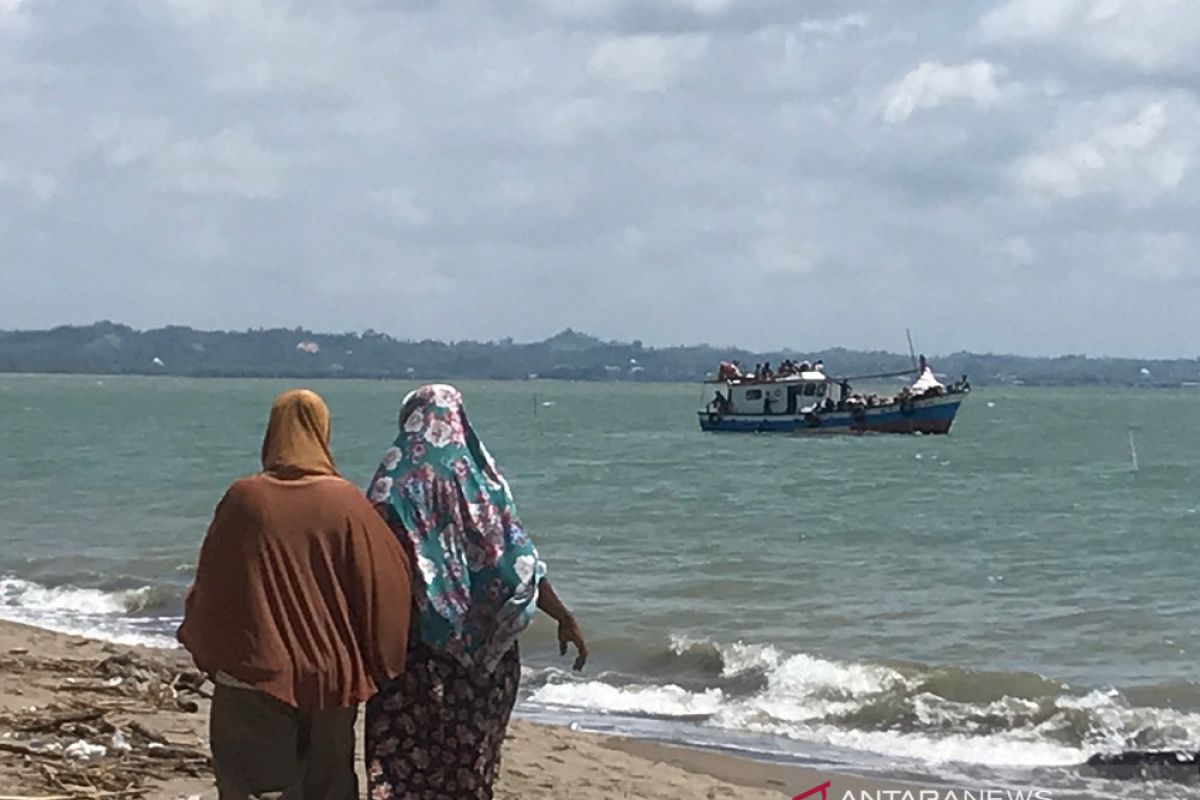 Jarak kurang 100 meter, kapal Rohingya mendekat ke daratan Aceh Utara