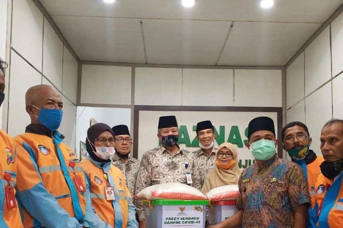 Baznas Sijunjung salurkan 200 paket bantu ringankan beban masyarakat terdampak COVID-19