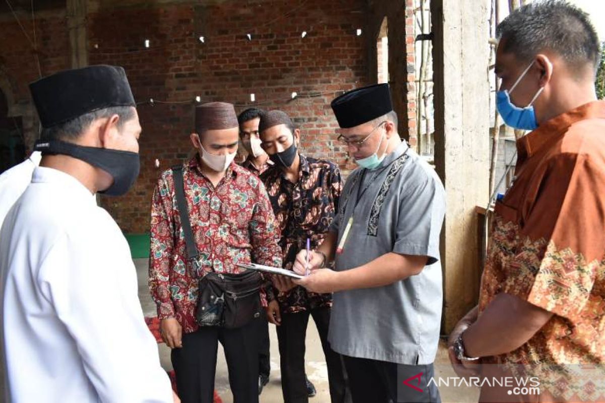 Usai bagikan bantuan lada, Gubernur Babel kunjungi Masjid Nurul Iman Desa Terentang