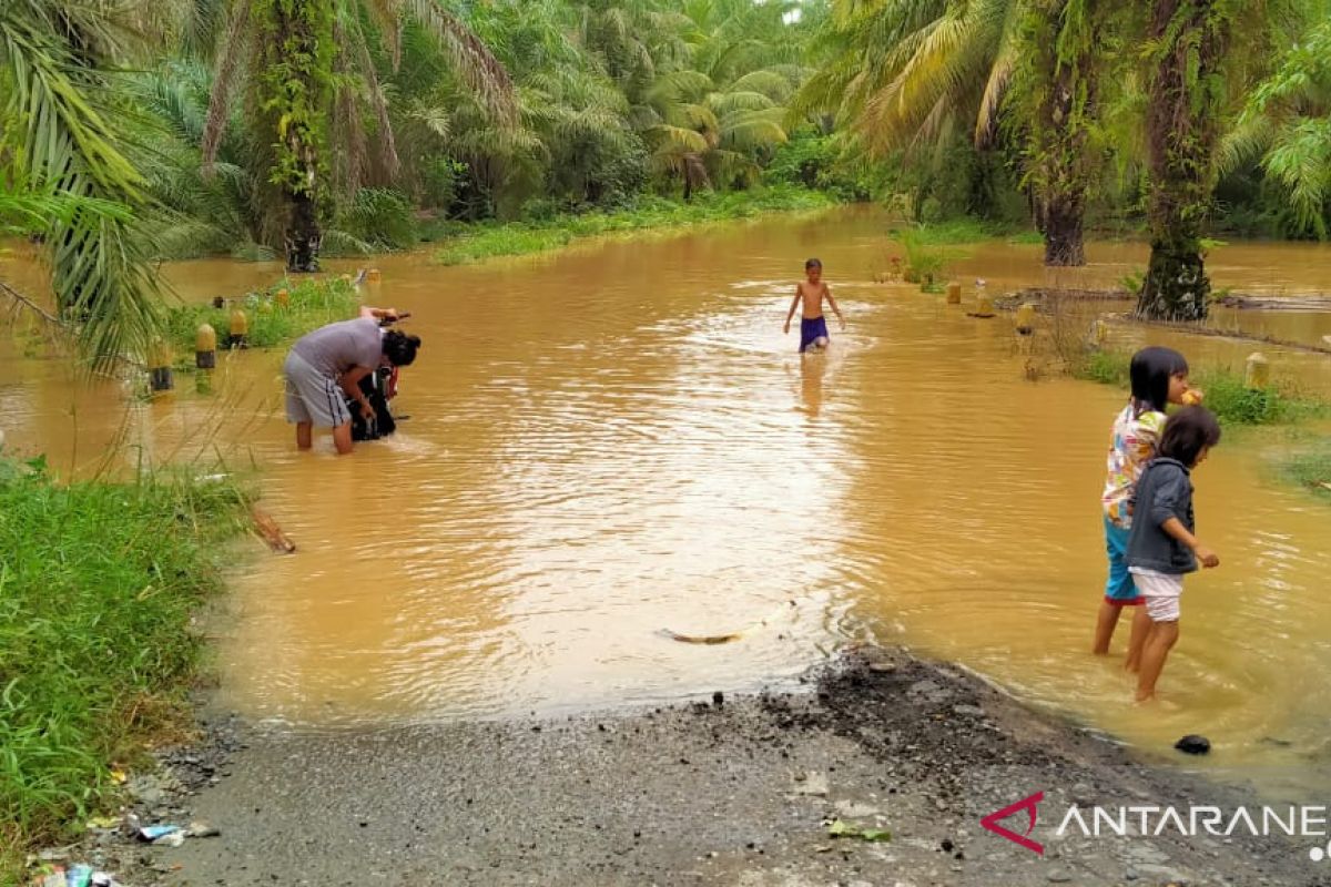 Jalan antar desa di Seluma selalu terendam setiap hujan