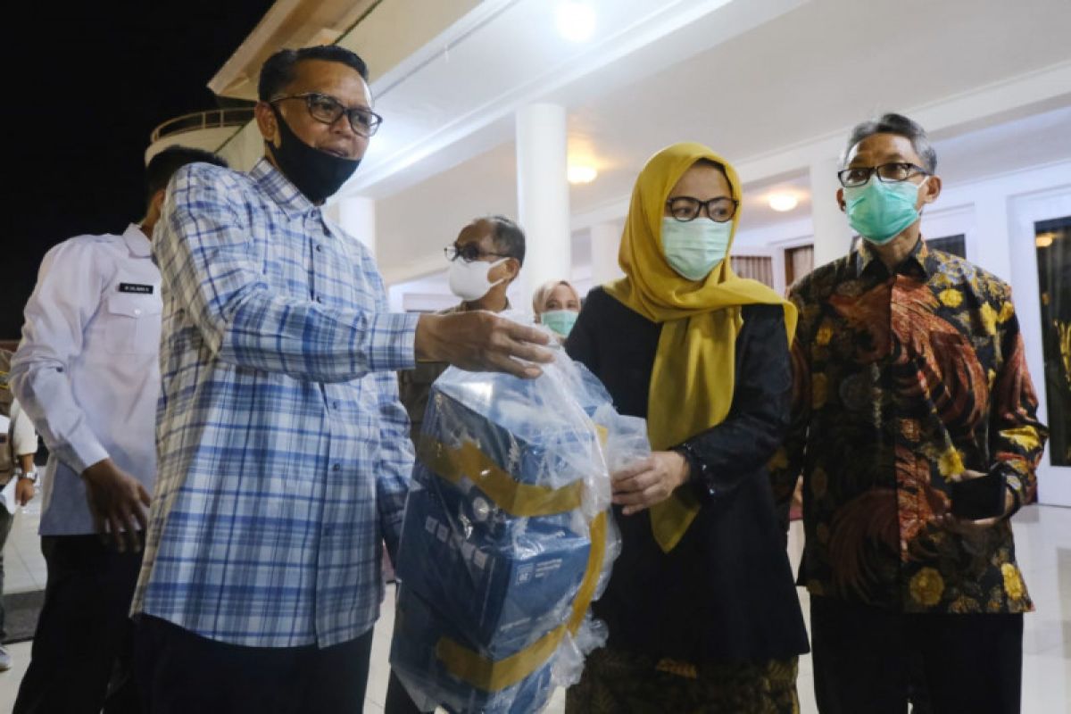 Gubernur Sulsel Nurdin Abdullah serahkan 4.000 rapid test ke Unhas