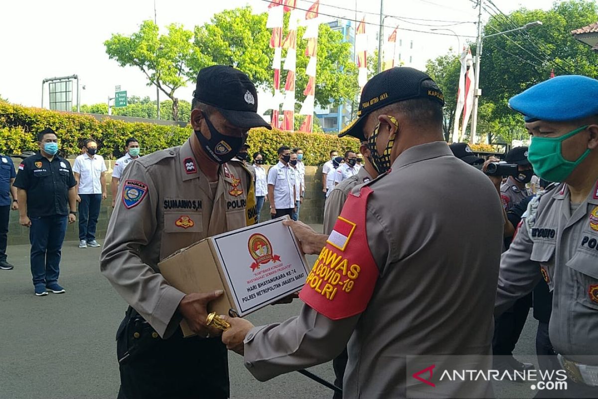Polres Metro Jakarta Barat sebarkan 10.000 paket sembako