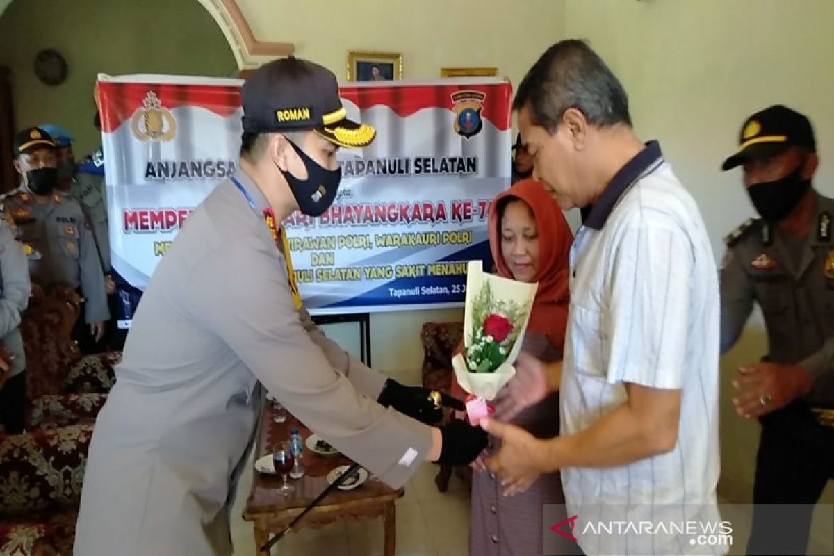 Sambut HUT Bhayangkara ke-74 Polres Tapsel berikan tali asih