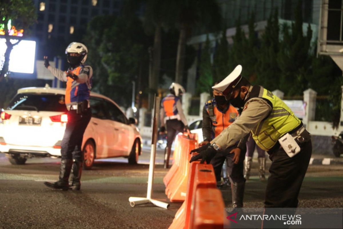 Pemkot Bandung menutup sejumlah ruas jalan raya di malam hari