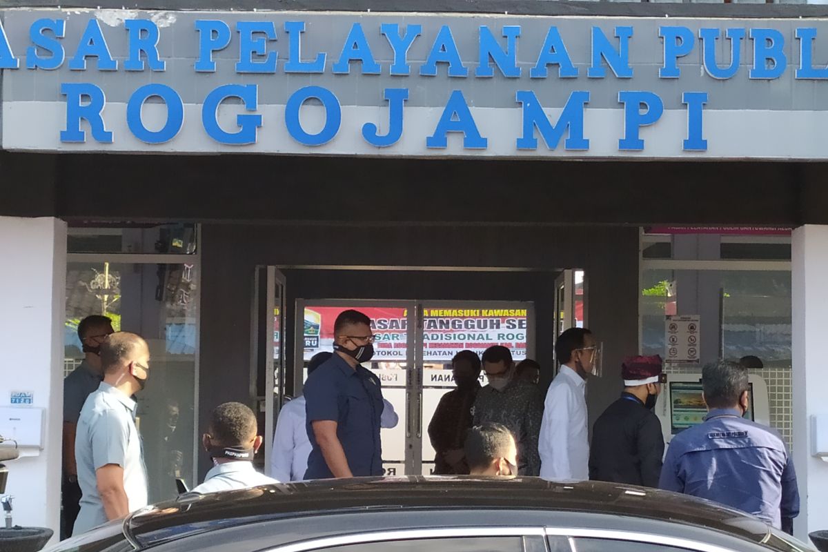 Jokowi visits Rogojampi  market after inspecting Surabaya