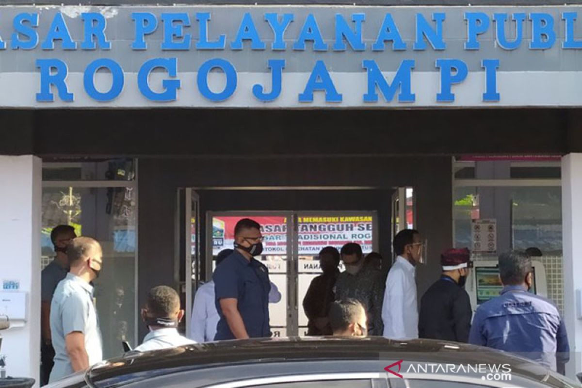 Jokowi visits Rogojampi market after inspecting Surabaya