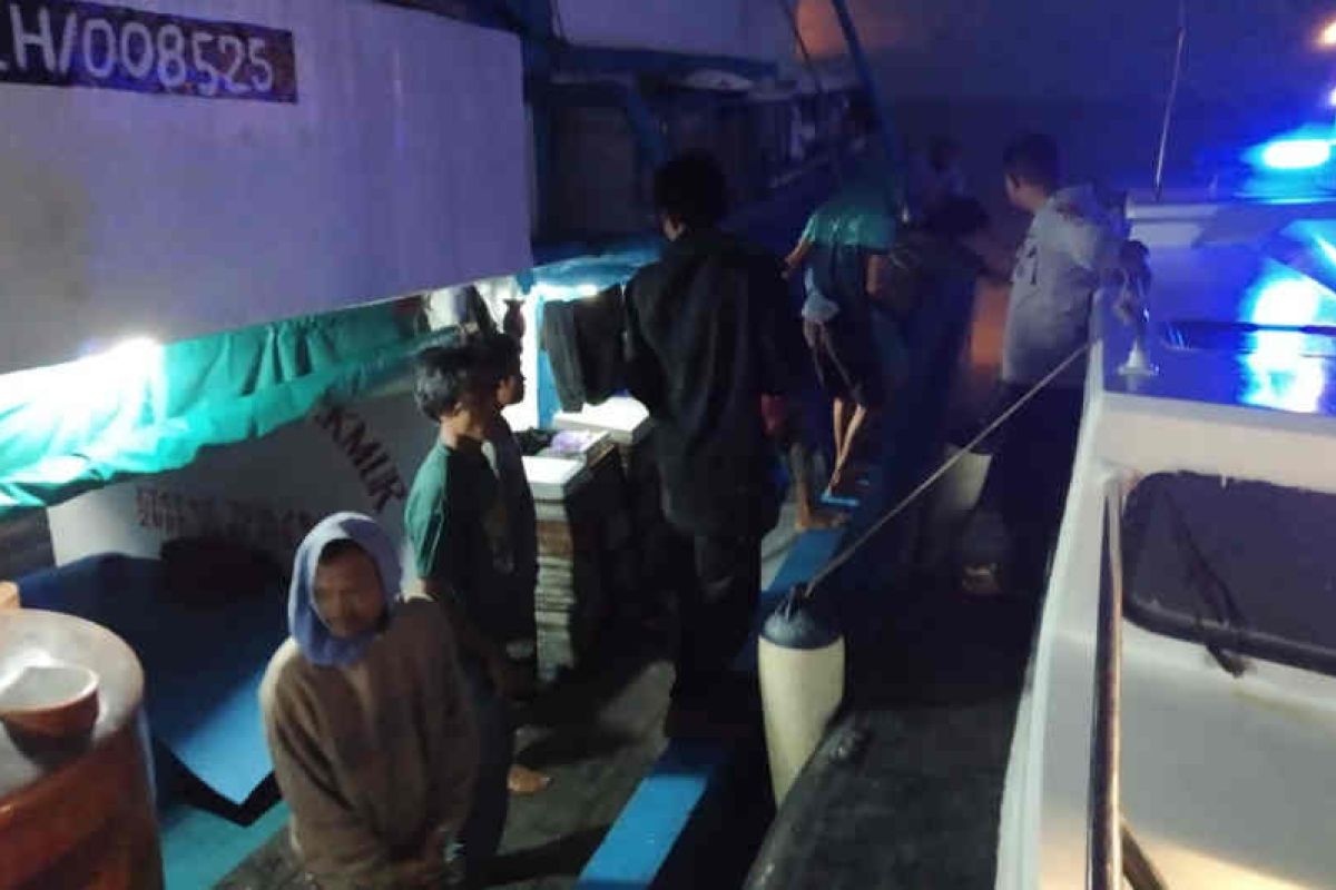Polres Indramayu mengevakuasi 17 ABK korban kapal tenggelam