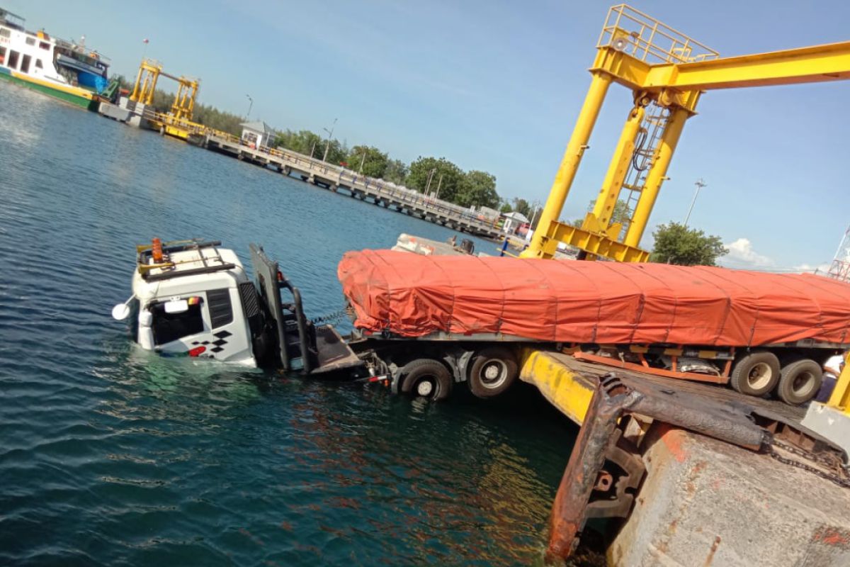 Tali pengikat kapal penyeberangan Labuhan Lombok-Poto Tano putus, kepala truk tronton "cium" air laut