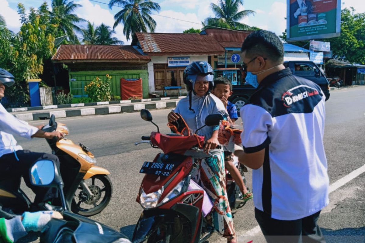 Komunitas driver Sijunjung turut partisipasi cegah corona, bagikan ratusan masker