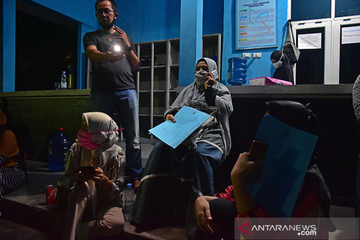 Dugaan kecurangan PPDB SMAN 8 Pekanbaru, puluhan warga bertahan sampai malam di sekolah