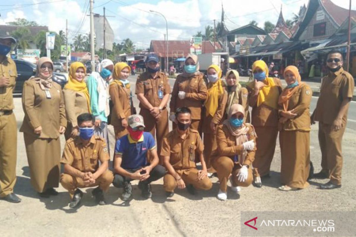 ASN PUPR Sijunjung bagikan 500 masker ke pasar upaya pencegahan COVID-19