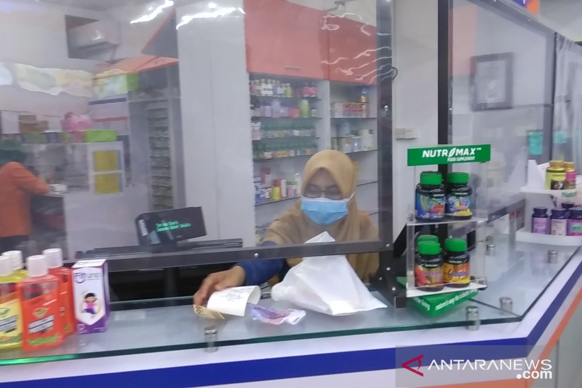 Los pasar di Balikpapan dipasang tirai plastik cegah COVID-19