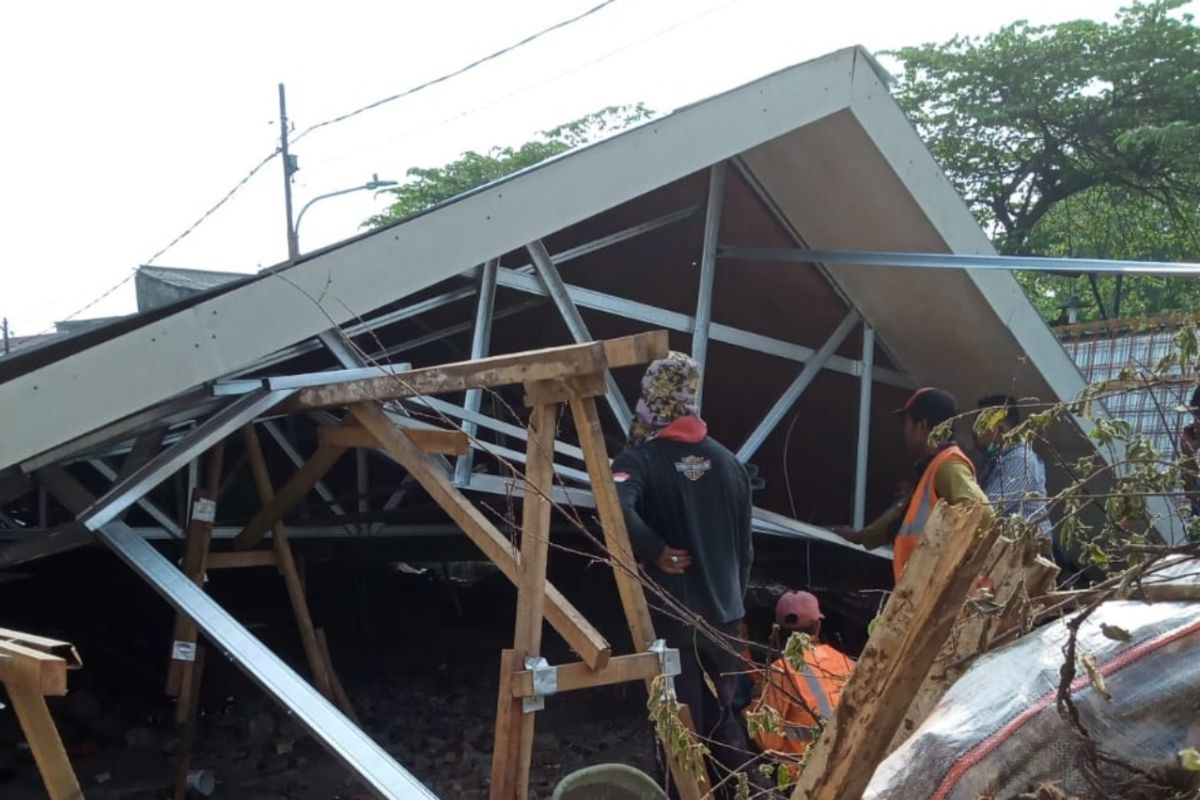 Atap Pasar Burung Cipinang ambruk sebabkan satu pekerja terluka