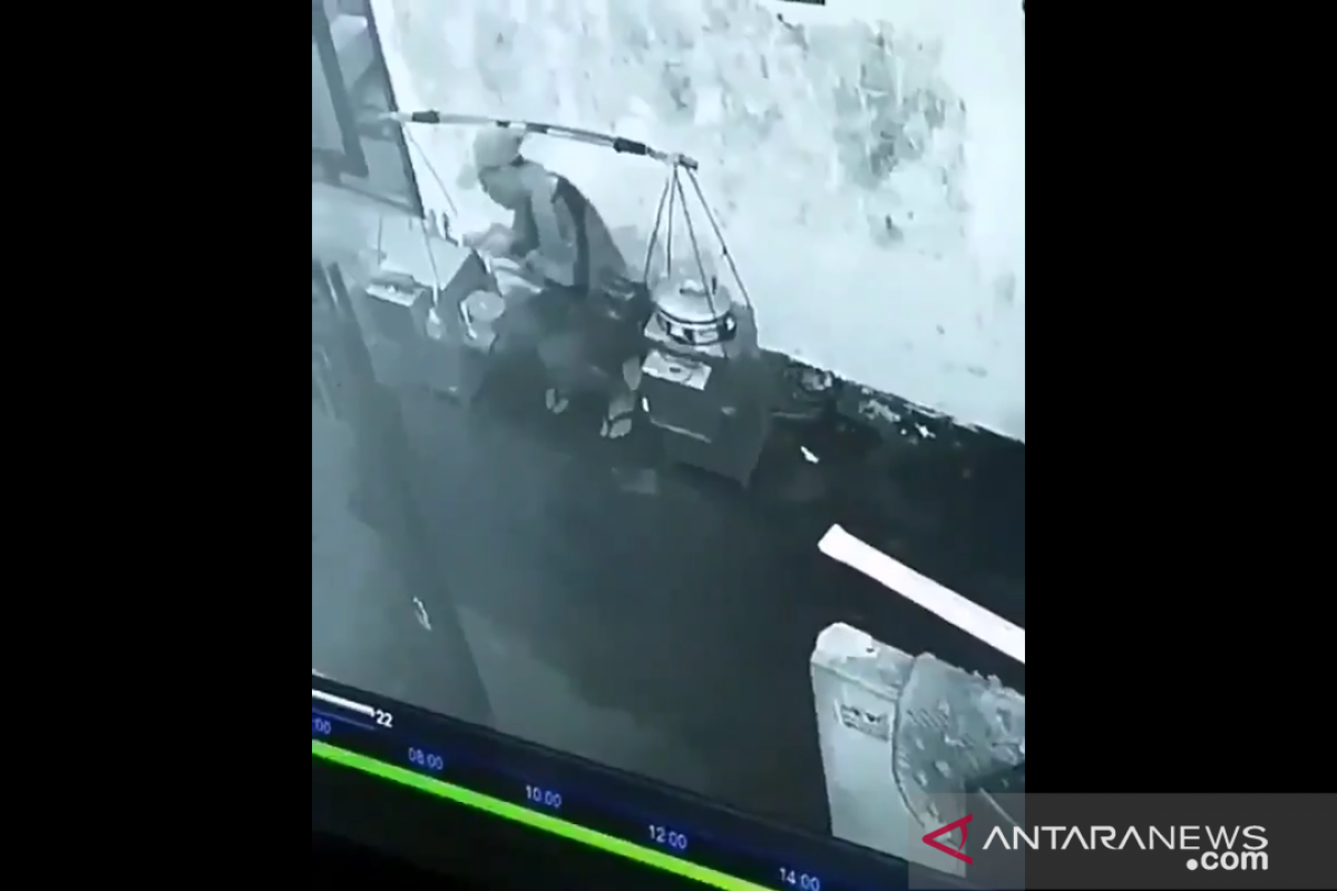 Terekam CCTV, seorang tukang bakso diduga ludahi mangkuknya sebelum dihidangkan