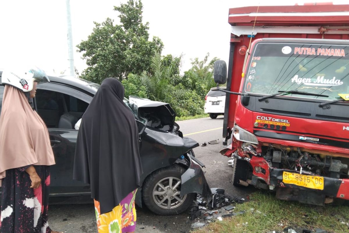 Hilang kendali, Xenia hantam mobil pengangkut gas LPG hingga ringset di Aceh Jaya