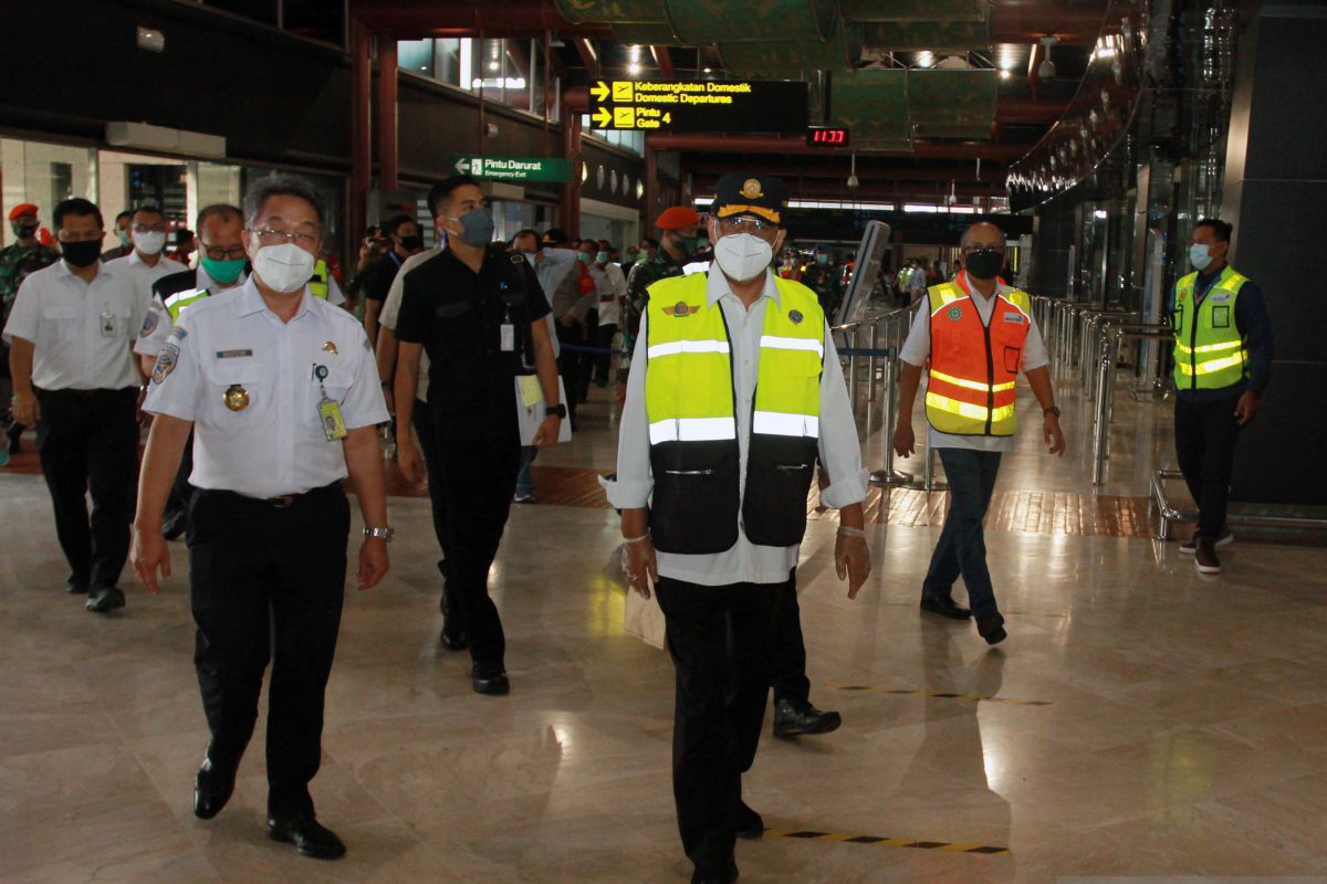 Pelaksanaan protokol kesehatan di penerbangan harus tegas