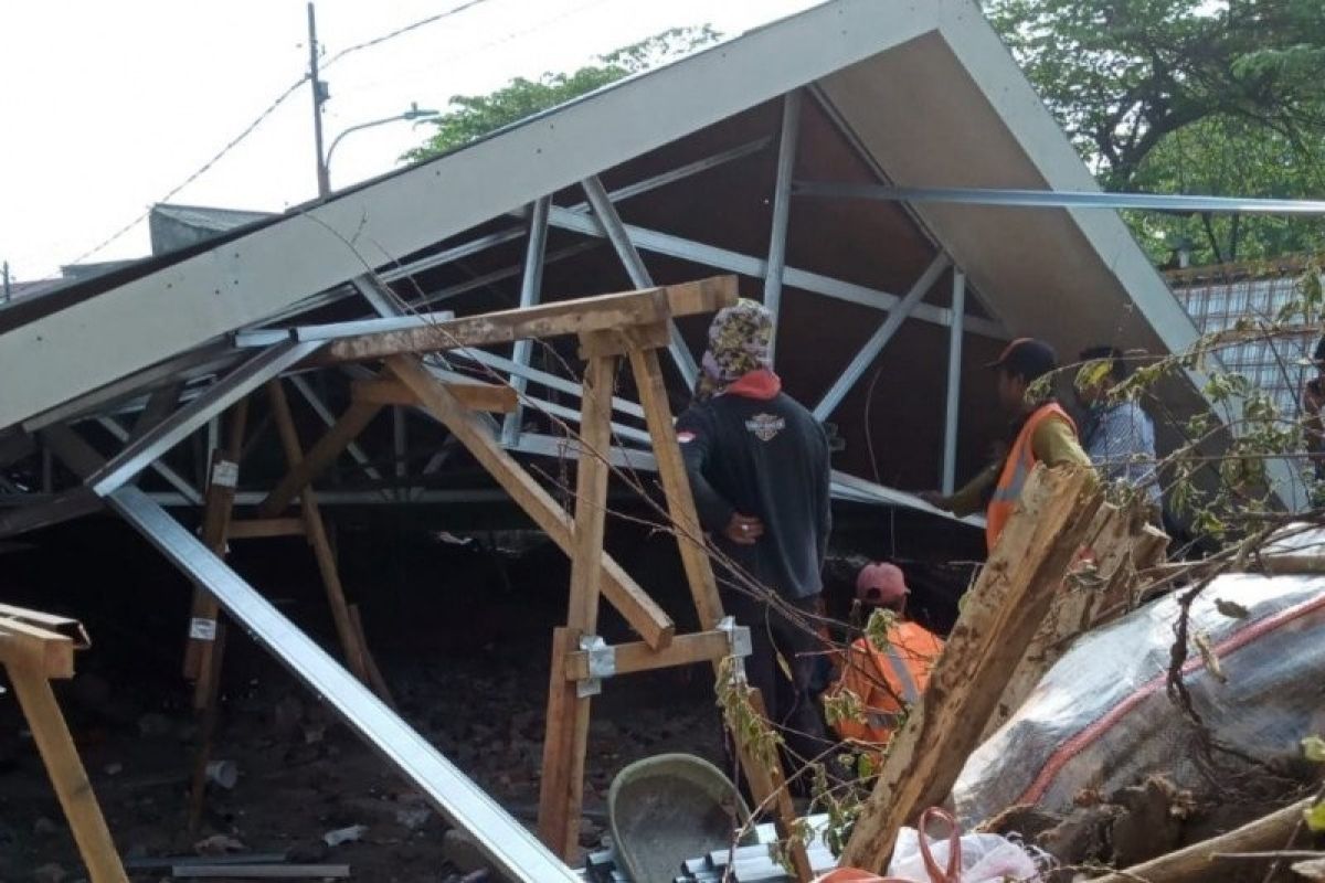 Atap Pasar Burung Cipinang ambruk sebabkan satu orang pekerja terluka