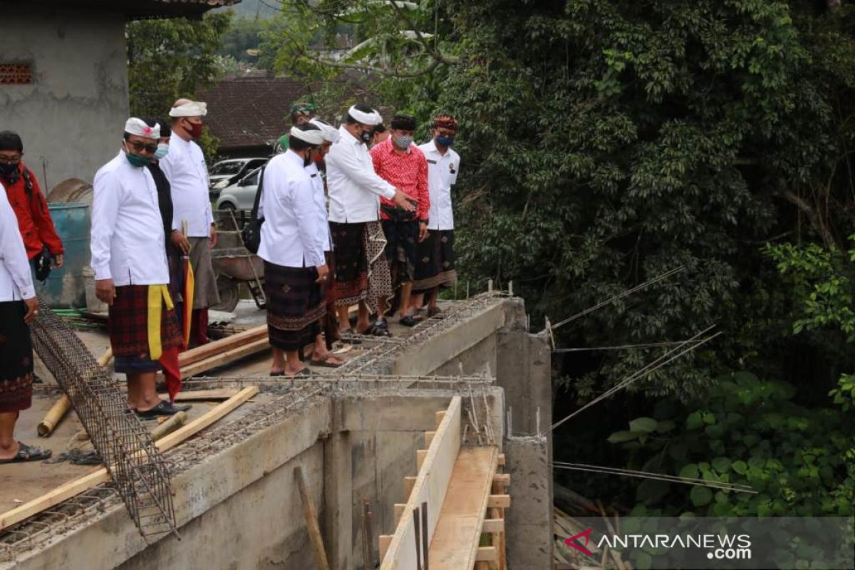 Bupati Gianyar bantu perbaikan  lima pura terkena bencana Rp1,45 miliar