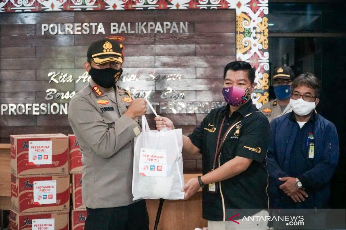 Pertamina dan Polres Balikpapan berkolaborasi  dalam program Jumat Berbagi