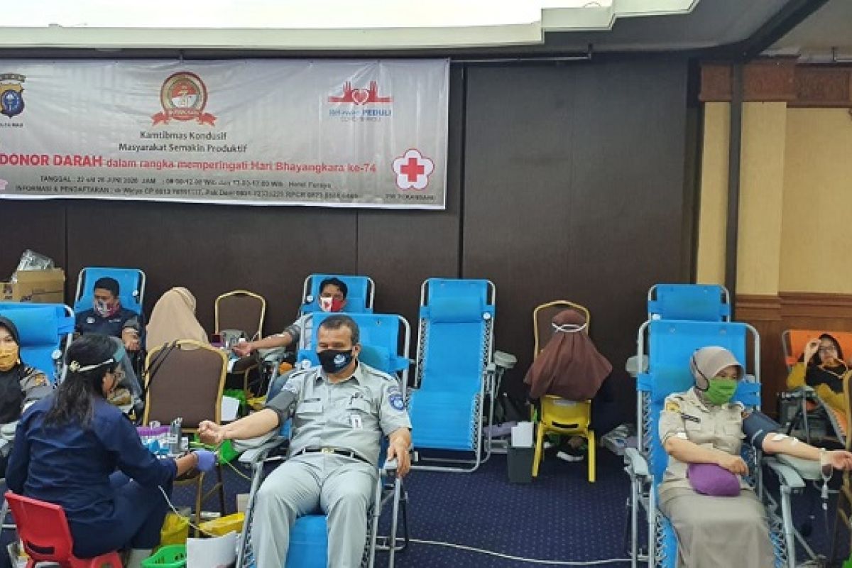 Puluhan karyawan Jasa Raharja Riau donorkan darah sambut HUT  Bhayangkara ke 74