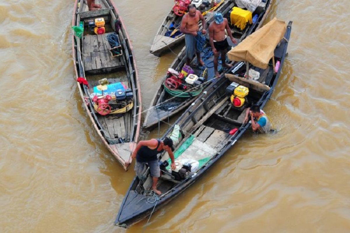 Penyelam tradisional cari emas di dasar Sungai Batanghari