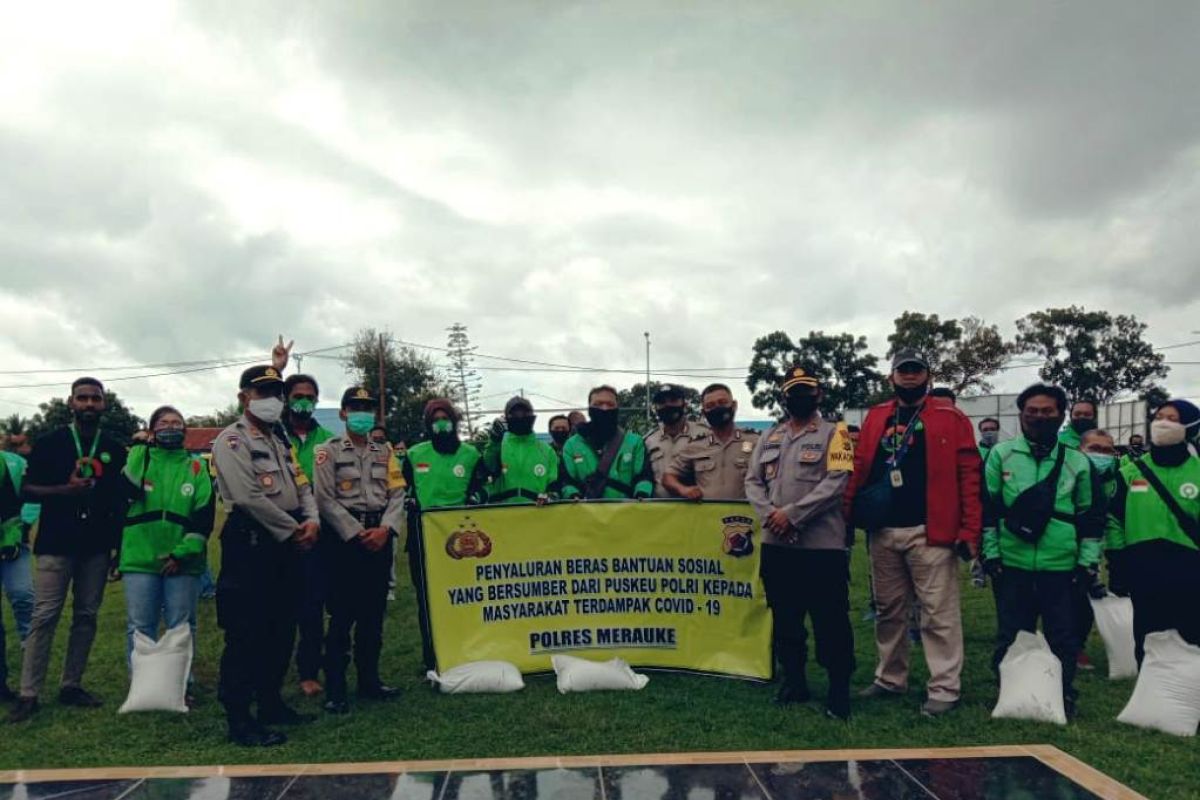 Mabes Polri bantu beras 100 lebih ojek dan sopir di Merauke