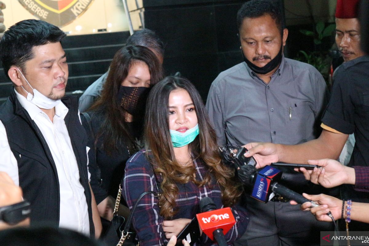 Melan Refra, putri John Kei besuk sang ayah