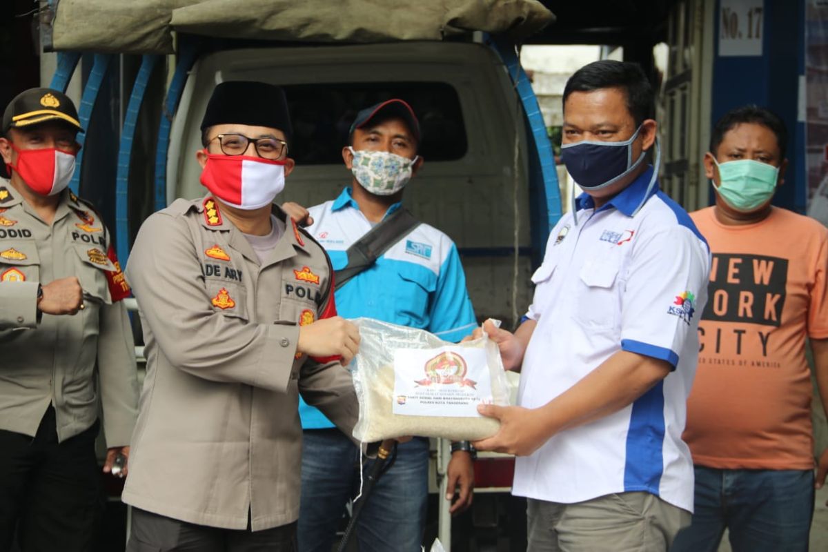 Polisi Tangerang salurkan 4,5 ton beras pada buruh ter-PHK  dampak COVID-19