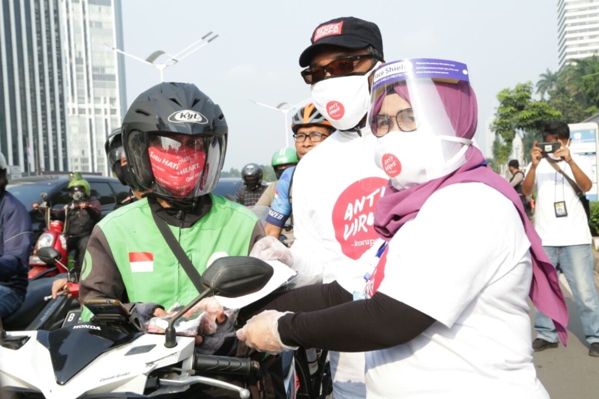 KPK bagikan masker kain kepada warga kampanyekan "Pedulimu, Antikorupsimu"