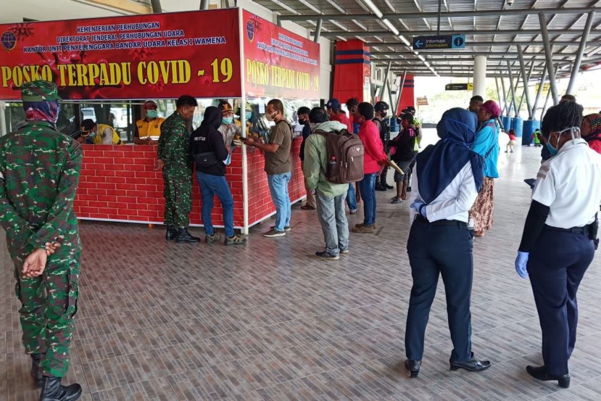Babinsa bantu gugus tugas COVID-19 perketat pemeriksaan penumpang bandara Wamena