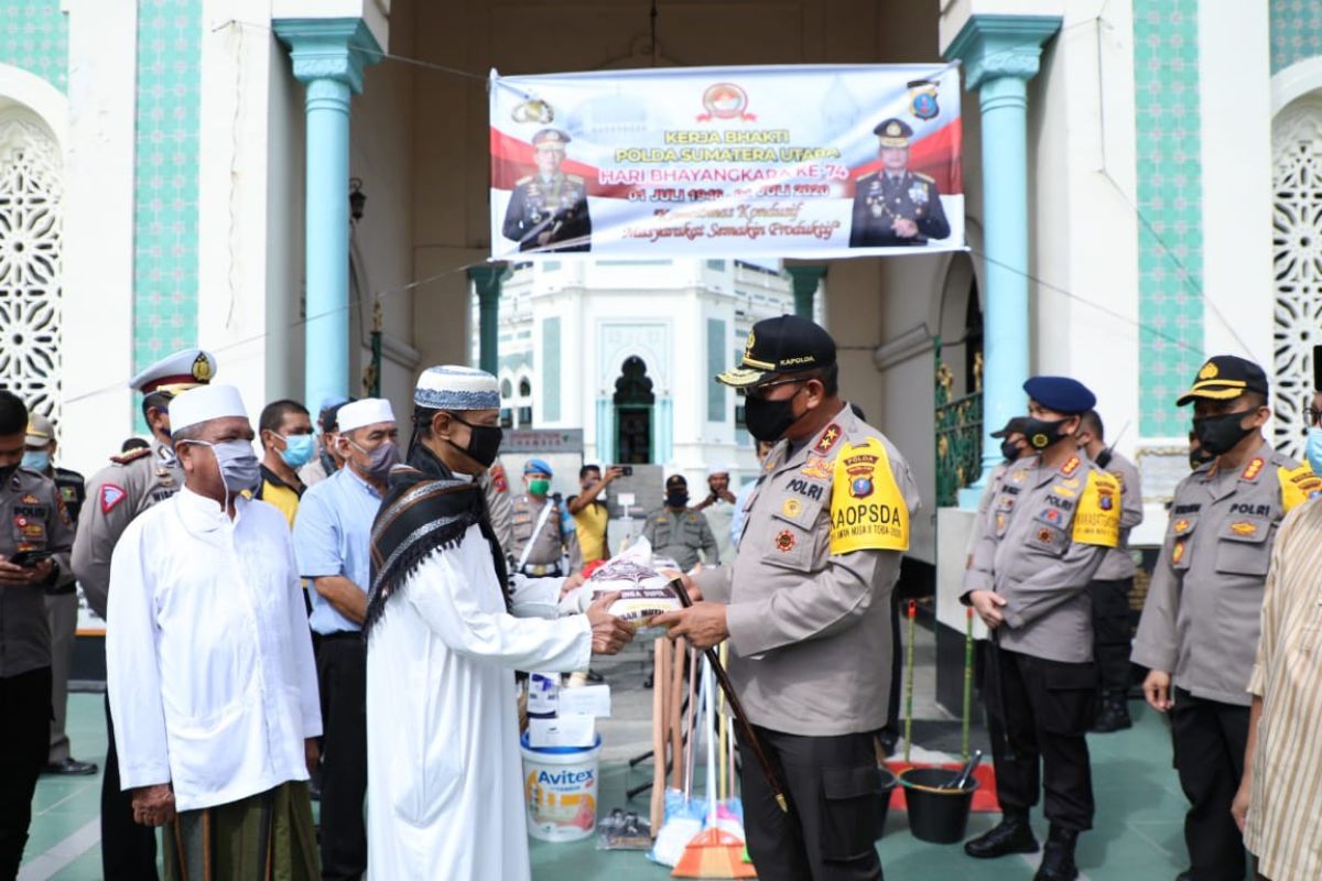 Sambut Hari Bhayangkara, Kapolda Sumut serahkan bantuan sosial ke rumah ibadah