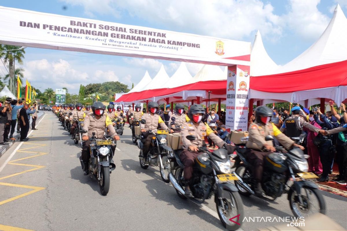 Ratusan sepeda motor distribusikan 1.300 paket sembako Polda Riau di Siak