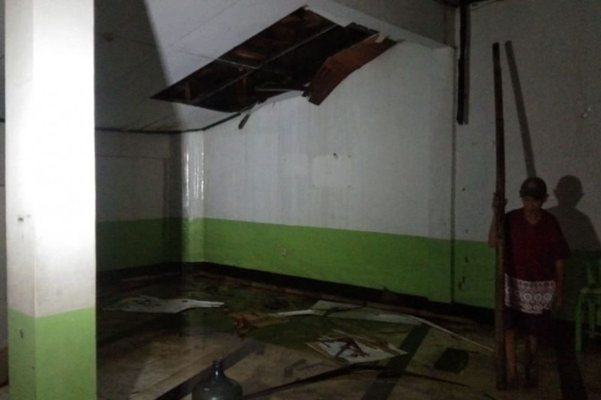 Jemaah  panik karena atap masjid berasap