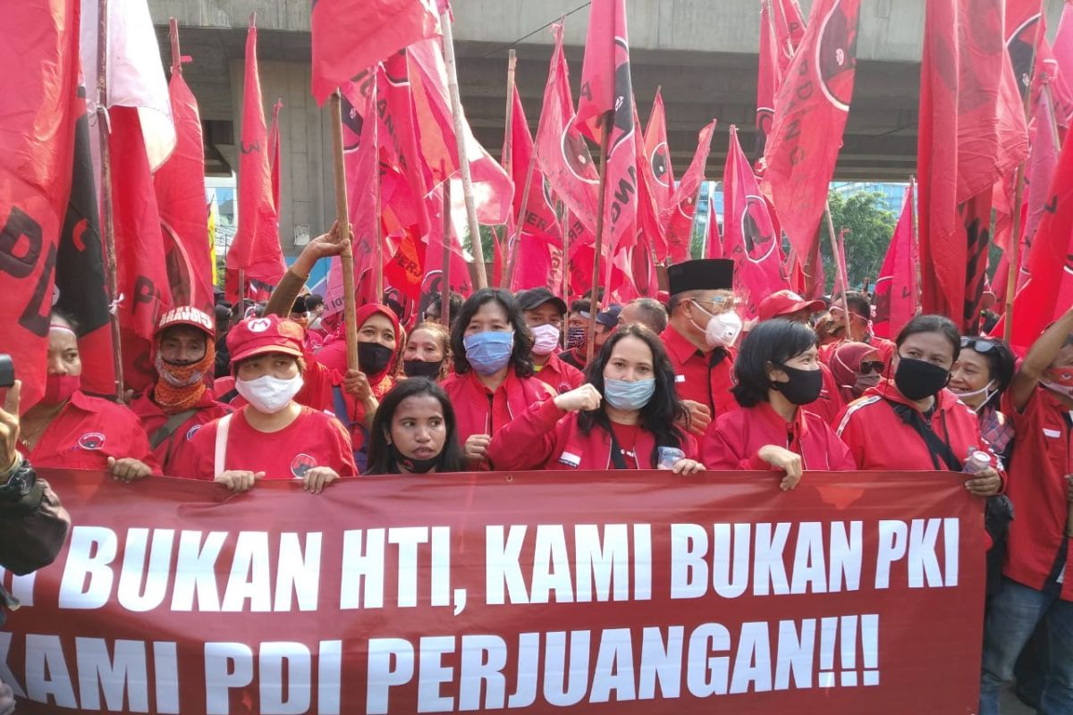 Simpatisan PDIP demo terkait pembakaran bendera partai