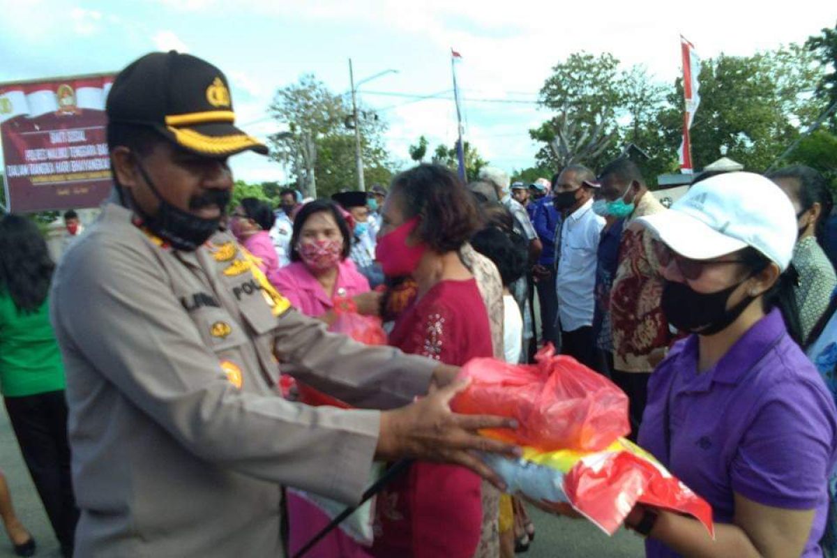 Polres MTB bagikan sembako untuk warga Tanimbar