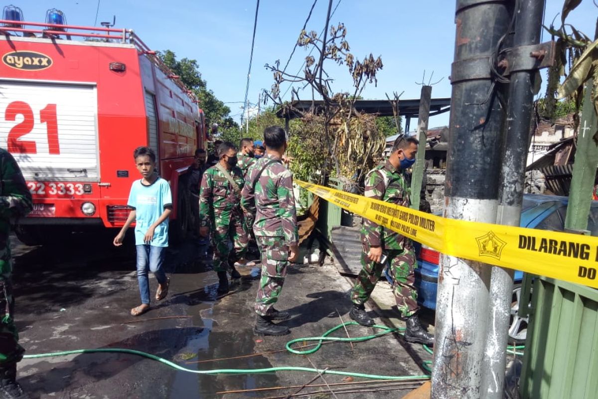 Lima asrama TNI di lingkungan RSAD Bali terbakar, diduga akibat konsleting listrik