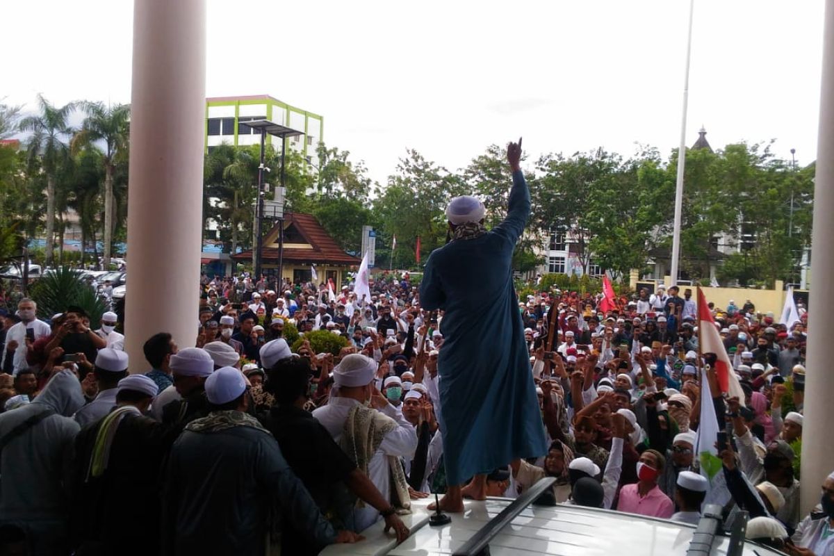 Ratusan massa demo tolak RUU HIP di Kantor DPRD Kalbar