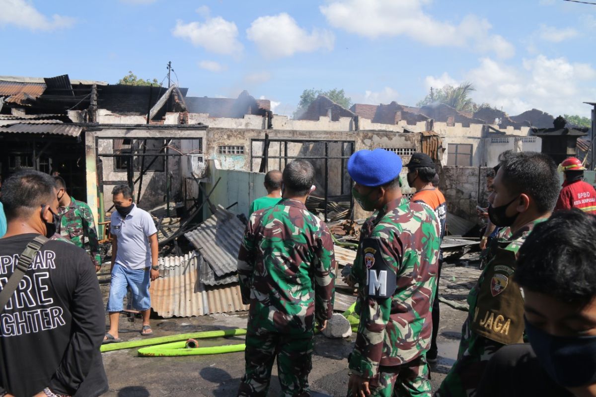 Kebakaran lima rumah dinas TNI AD sebabkan mobil dan motor terbakar