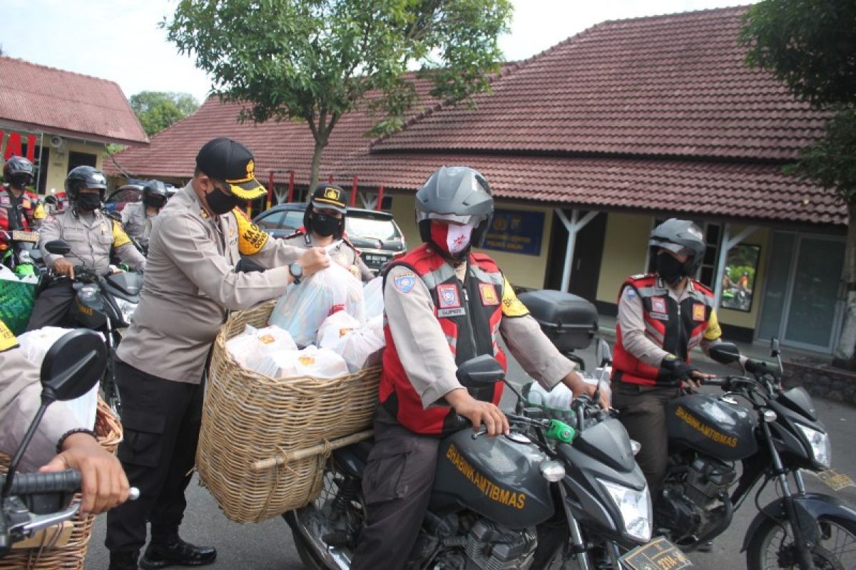 Kapolres Binjai lepas Bhabinkamtibmas bawa sembako