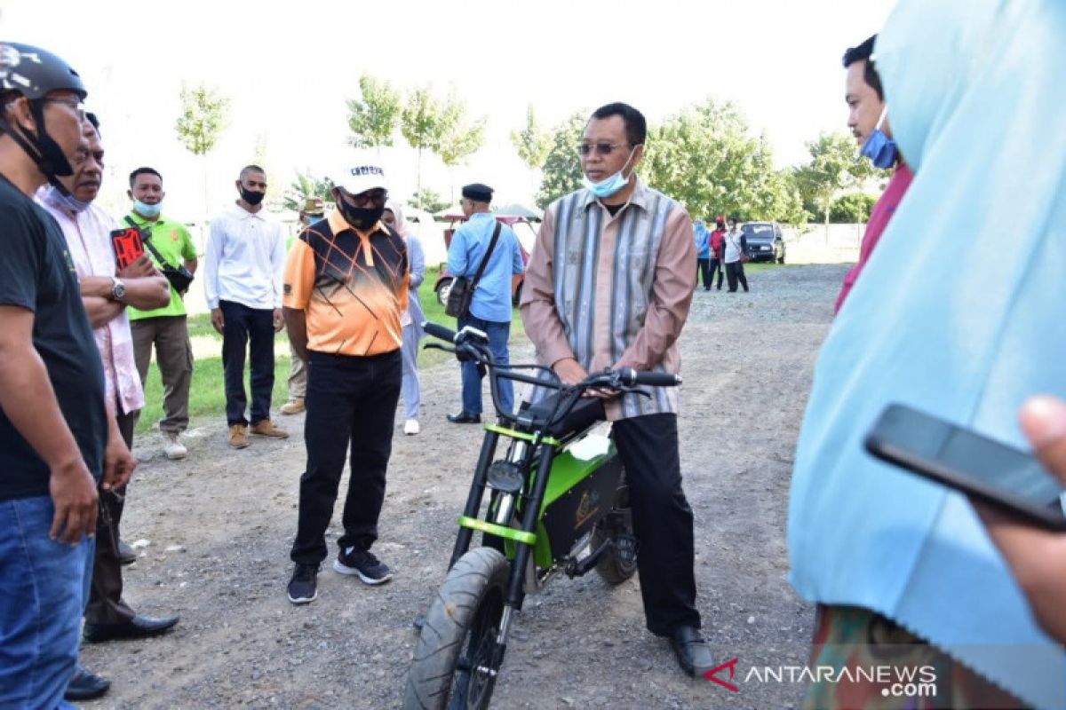 Gubernur uji coba sepeda listrik buatan anak NTB